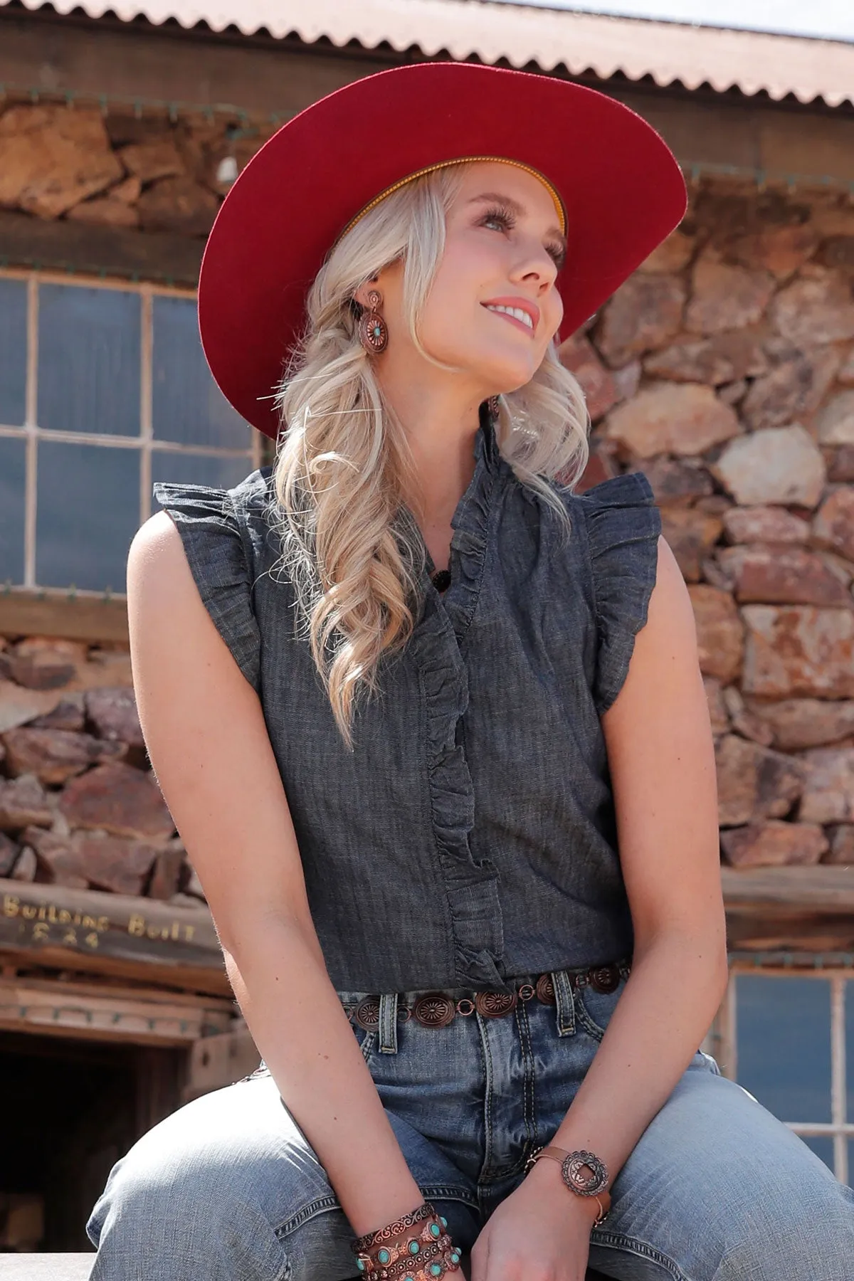 Cruel Women's Chambray Sleeveless Blouse in Denim Blue