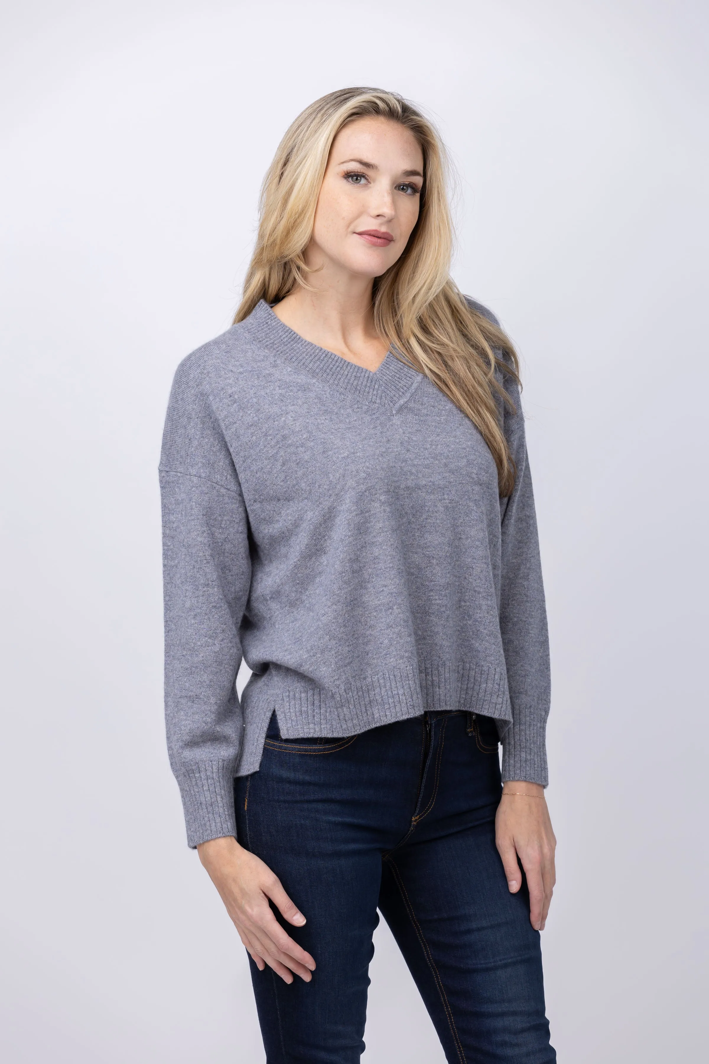 DH New York V-Neck in Monument