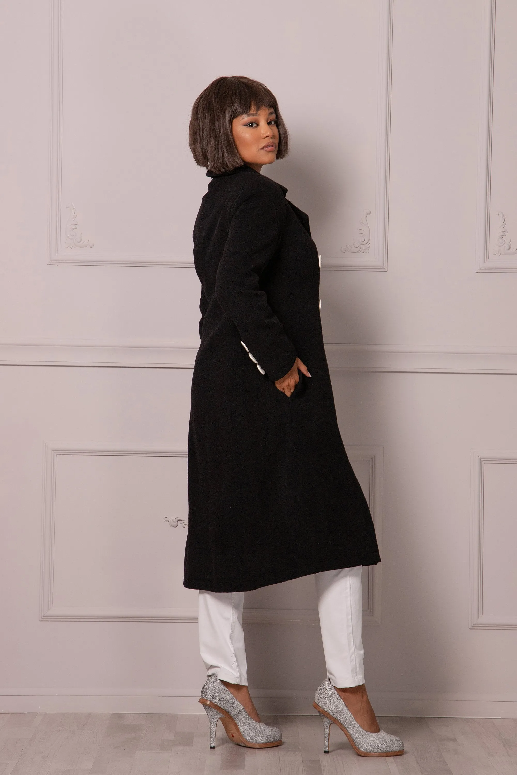 DOUBLE-BREASTED BLACK COAT