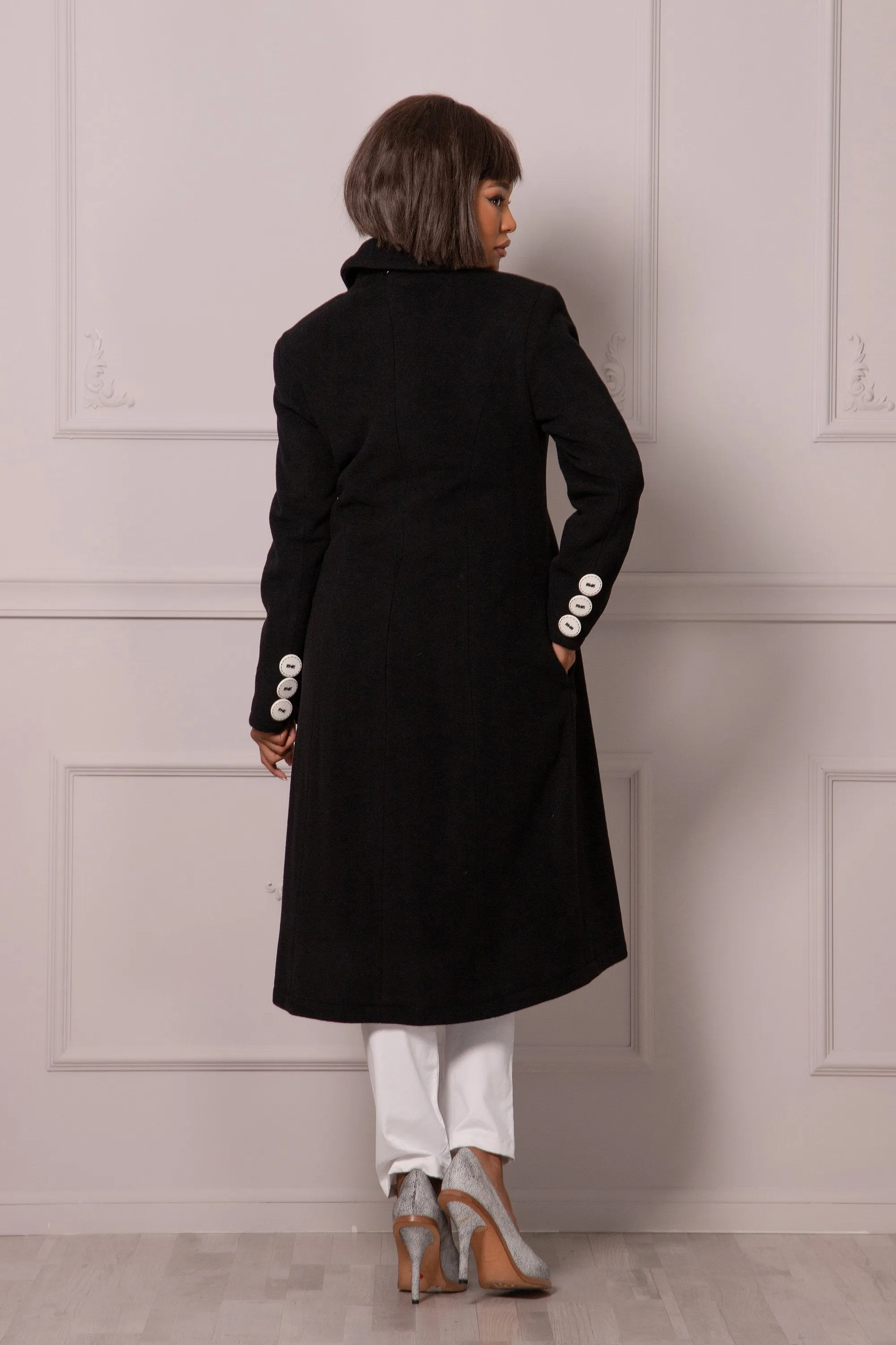 DOUBLE-BREASTED BLACK COAT