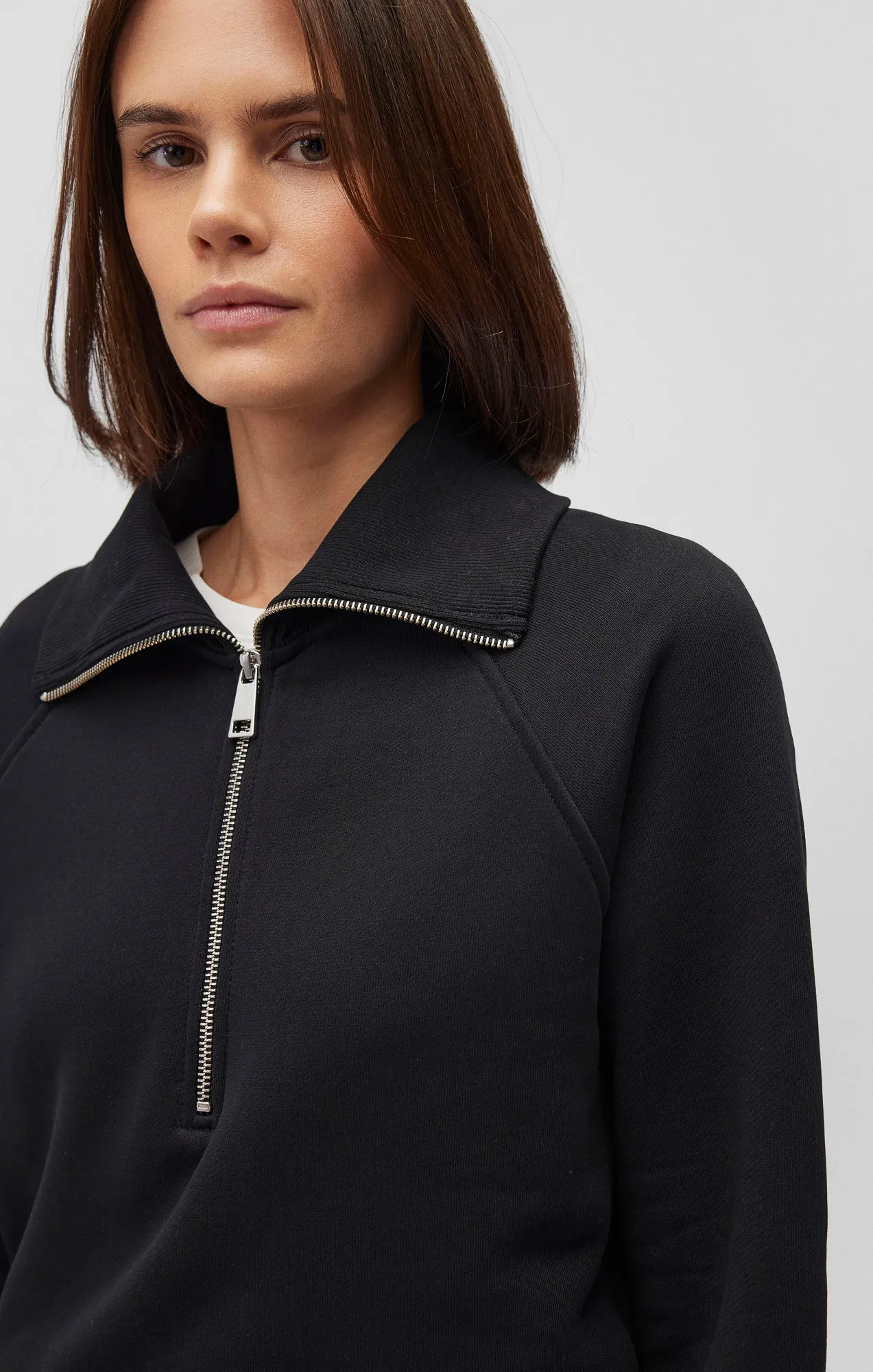 QUARTER ZIP SWEATSHIRT IN BLACK