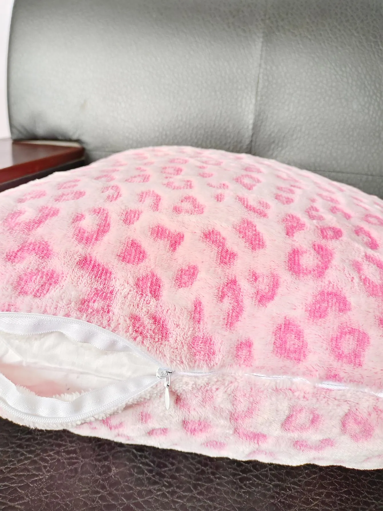 SHEIN 1pc Pink Leopard Pattern Cushion Cover Without Filler, Soft Stretchy Throw Pillow Cover For Household