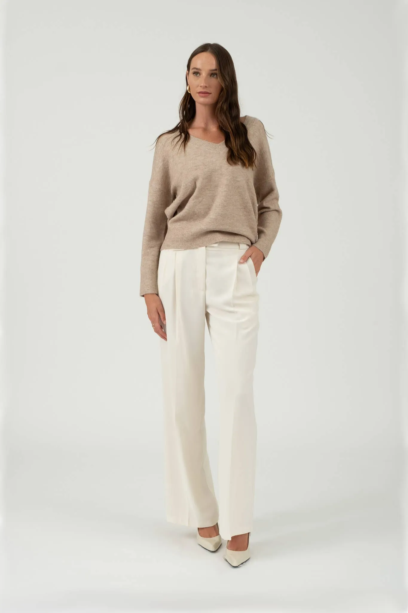 SOLID V NECK DROP SHOULDER KNIT SWEATER MEDIUM