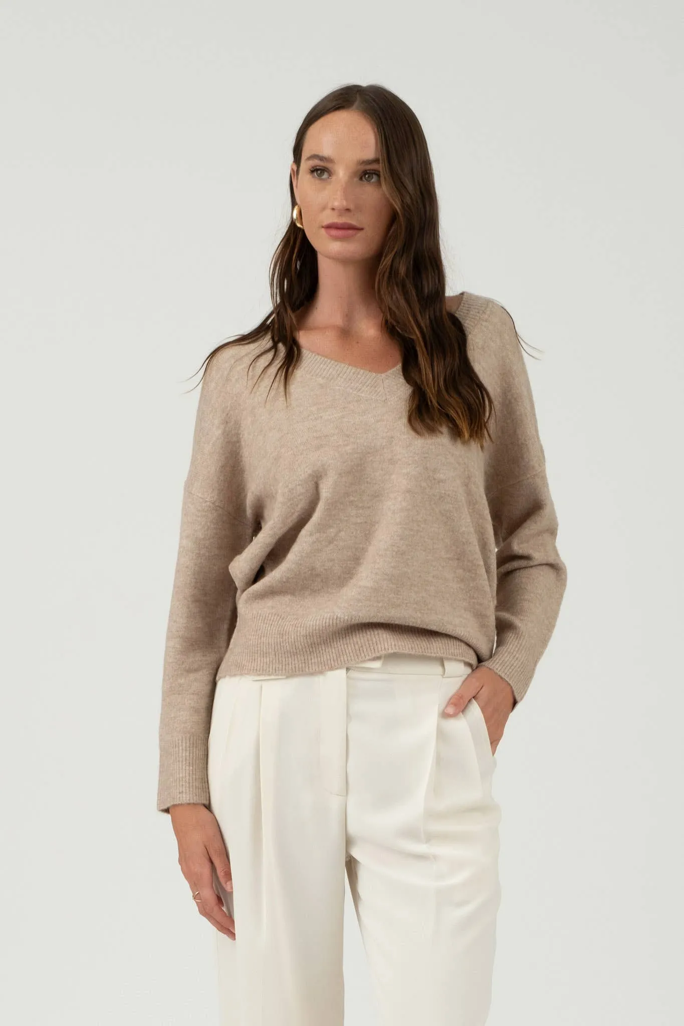 SOLID V NECK DROP SHOULDER KNIT SWEATER MEDIUM