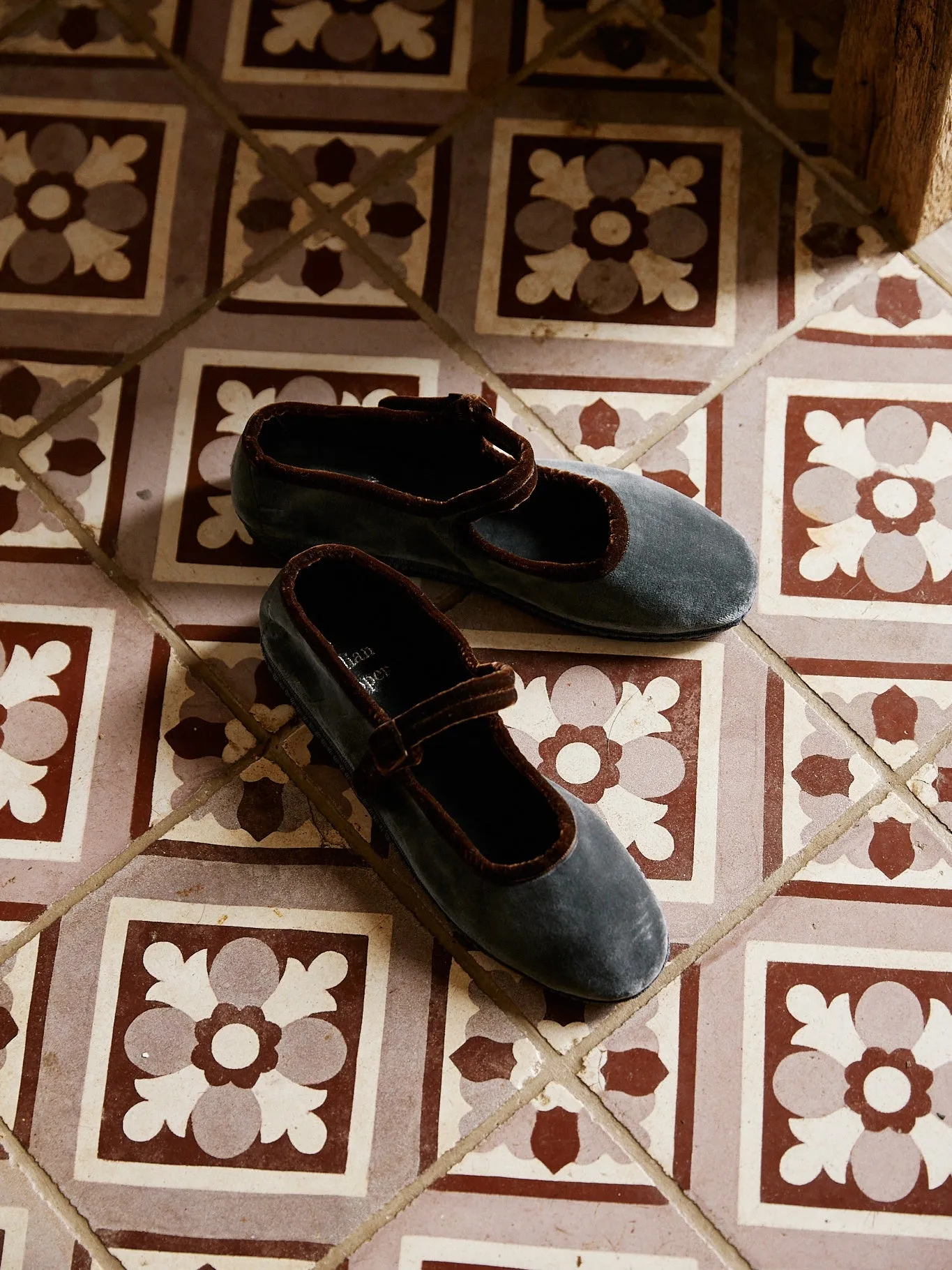 The Bébé Shoe - Velutto Antricite with Cioccolato Trim