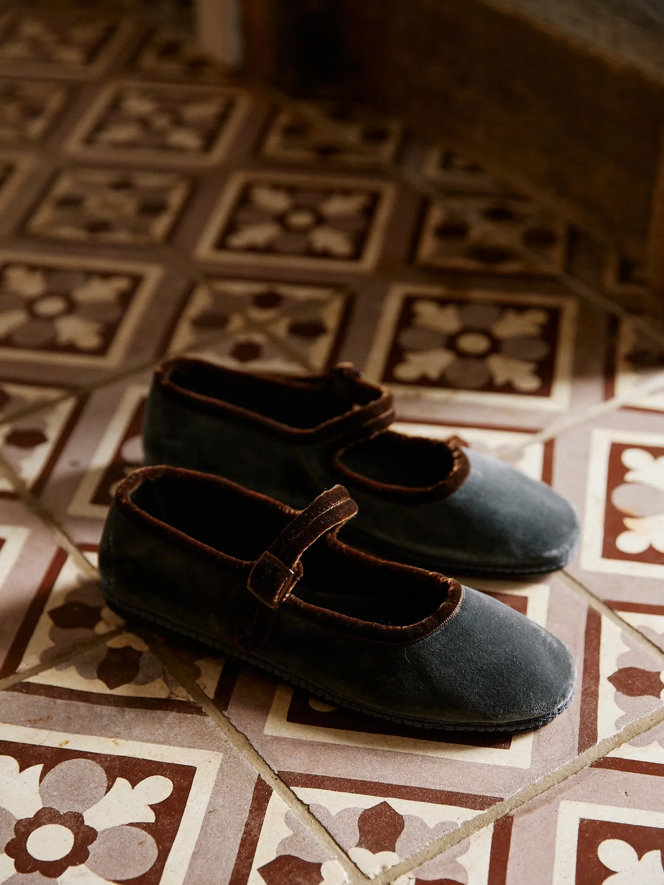 The Bébé Shoe - Velutto Antricite with Cioccolato Trim
